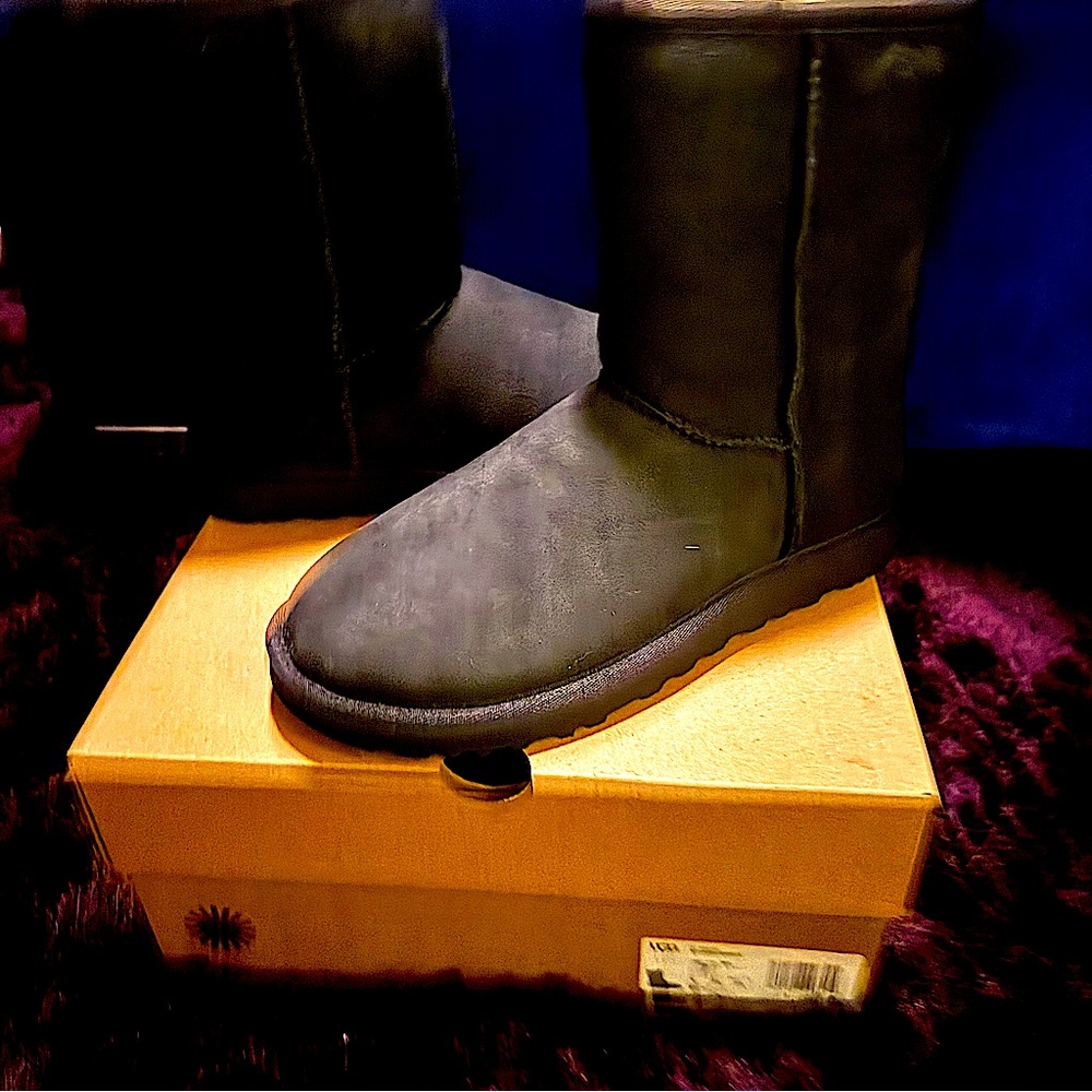 UGG classic short sheepskin boots new with tags ! Size 7 black